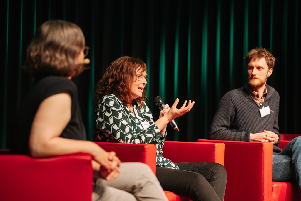 
Monika Runkel bei der Podiumsdiskussion und Impuls zu Wasserrückhalt im Wald in Bezug auf Waldentwicklung & Wiederbewaldun